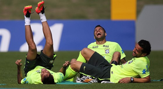 Neymar (vlevo), Dani Alvés a Fred se náramn baví bhem tréninku v komplexu...