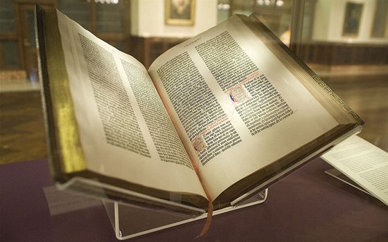 První Gutenbergova bible vyla v roce 1454. Má se za to, e celkem v díln na...