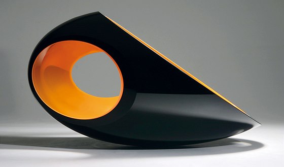 Dokonalý tvar objektu Black Abyssus No. 1 upoutá také svou kombinací barev.