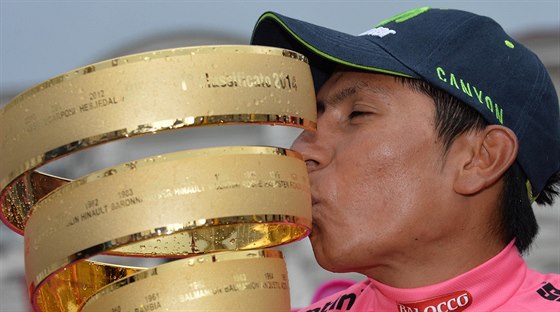 Kolumbijský cyklista Nairo Quintana s trofejí pro vítze Giro´d Italia.