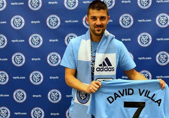 David Villa pózuje s dresem svého nového klubu.