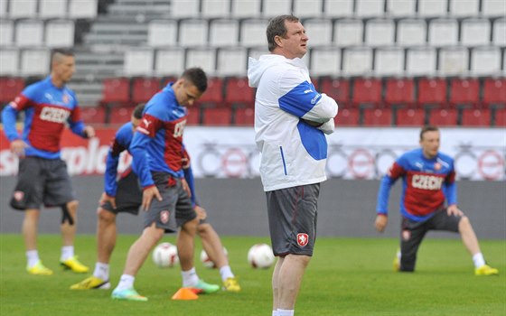 Trenér Pavel Vrba vede trénink eské fotbalové reprezentace ped úterním duelem...