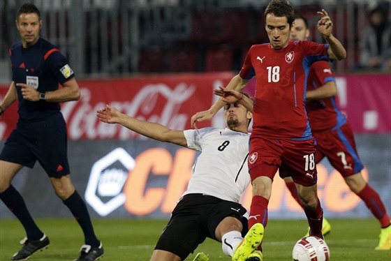 Rakouský fotbalista Stefan Ilsanker (vlevo)se snaí zastavit prnik Tomáe...