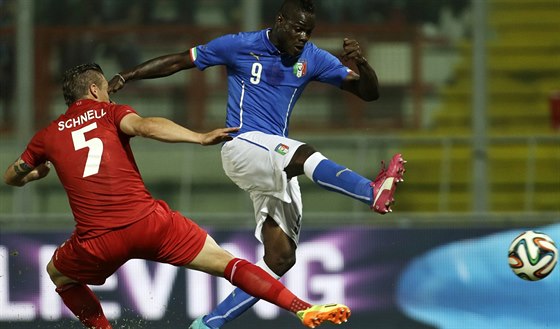 Italský reprezentant  Mario Balotelli (vpravo) v souboji s Tomem Schnellem z...