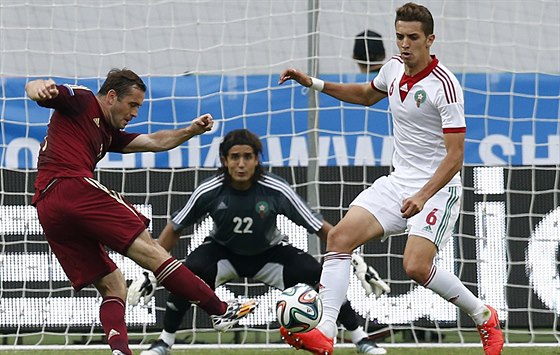 Ruský fotbalista Alexander Kerakov (vlevo) stílí na marockou branku.