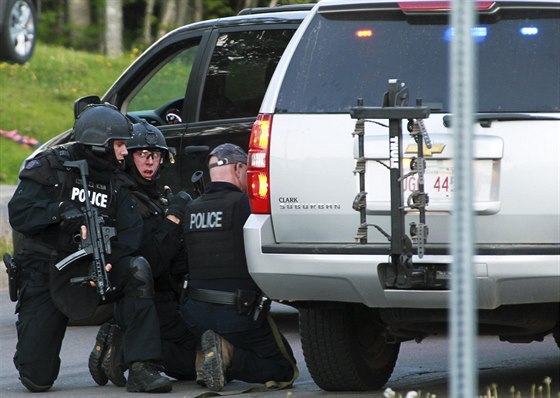 Zásahová jednotka kanadské policie pátrá po stelci, který zabil ti policisty...
