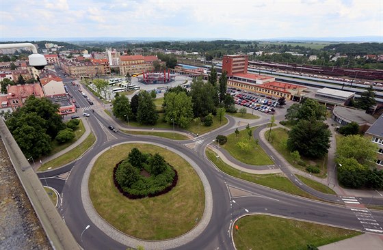 Uvaovaná stavba obchodního domu na pozemku ped nádraím v Chebu se nelíbí...