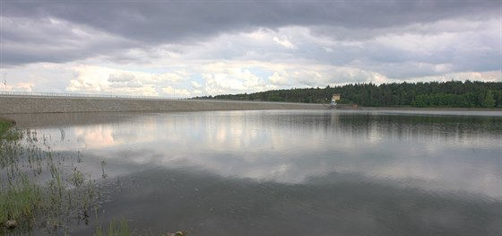 V Plumlovské přehradě nadále platí na základě rozborů vody zákaz koupání.
