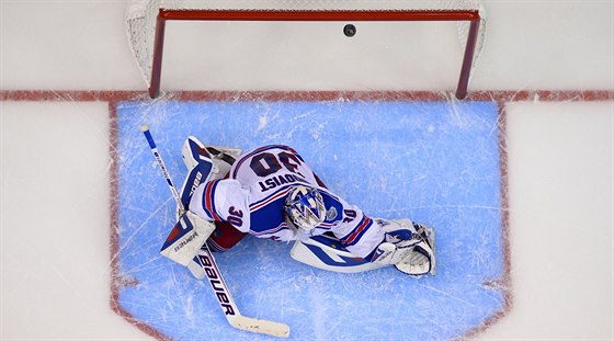 Henrik Lundqvist z NY Rangers inkasuje rozhodující gól druhého finále NHL proti...
