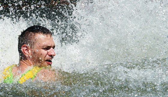 Ondej Synek se "koupe" po vítzství na Primátorkách.