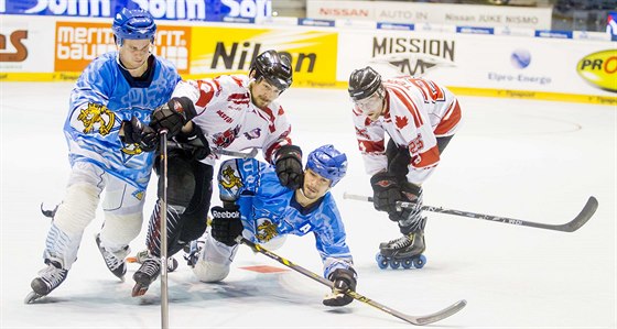 Momentka z finále MS v inline hokeji mezi Finskem (modrobílá) a Kanadou