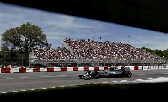 Nico Rosberg s Mercedes vede ve Velké cen Kanady.
