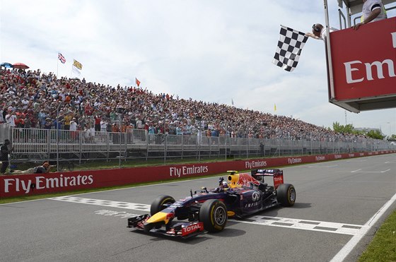 CÍL. Daniel Ricciardo slaví v Montrealu svj premiérový triumf ve formuli 1. 