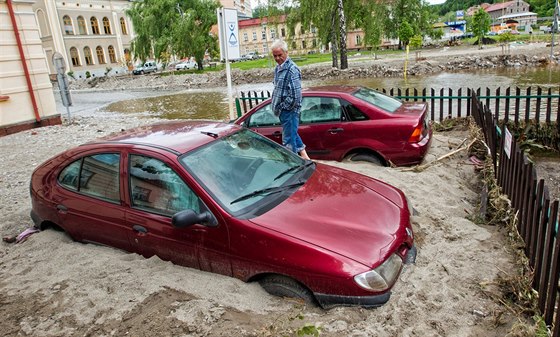 Auta ve Svobodě nad Úpou zalilo při povodni bláto (červen 2013).