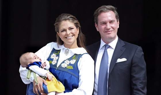 védská princezna Madeleine, její manel Chris O'Neill a jejich dcera,...