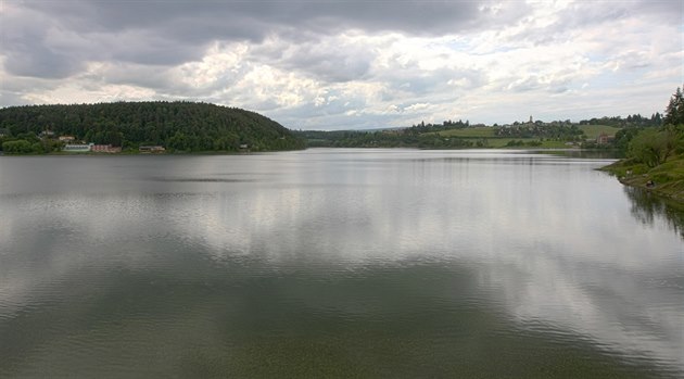 Po nkolikaleté pestávce je Plumlovská pehrada opt naputná a tamní voda je...