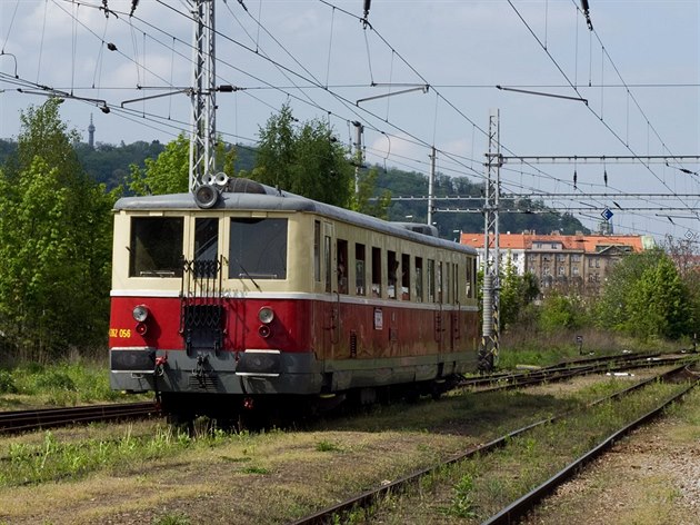 Smíchovské severní nástupiště končí, ustoupí bytům. Cesta vlakem se protáhne