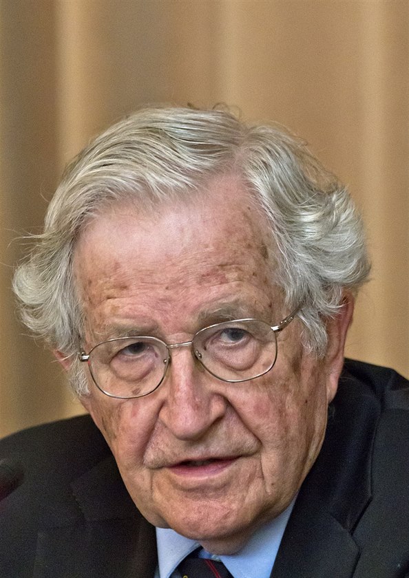 Noam Chomsky p�i své p�edná�ce na pra�ské Akademii v�d. (2. �ervna 2014)