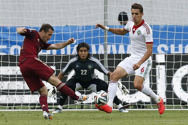 Ruský fotbalista Alexander Ker�akov (vlevo) st�ílí na marockou branku.