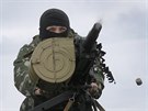 Ukrajinský voják pálí z granátometu na pozice separatist u Slavjansku (31....