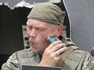 Ukrajinský voják se holí ve vojenském táboe nedaleko Slavjansku (31. kvtna...