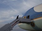 Barack Obama nastupuje do Air Force One a odlétá smr Varava (2. ervna 2014)