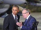 Barack Obama a polský prezident Bronislaw Komorowsi na vojenském letiti ve...