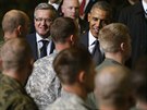 Barack Obama a polský prezident Bronislaw Komorowsi zdraví americké a polské...