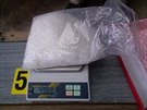 Ústetí kriminalisté pi zátahu na drogové dealery v Petrovicích objevili kilo...