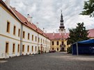 Thunové děčínský zámek prodali v roce 1932 československému státu, který z něj...