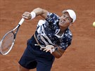 eský tenista Tomá Berdych se opel do podání v utkání 4. kola Roland Garros.