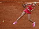 Kanadská tenistka Eugenie Bouchardová podává ve tvrtfinále Roland Garros.