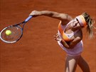 Ruská tenistka Maria arapovová podává v semifinále Roland Garros.