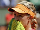 Kanadská tenistka Eugenie Bouchardová se utírá pi semifinále Roland Garros.
