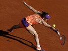 Rumunská tenistka Simona Halepová zahrává míek v tké pozici bhem semifinále...