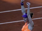 Rumunská tenistka Simona Halepová zvedá ruce nad hlavu, práv postoupila do...