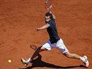 Lotyský tenista Ernests Gulbis zasahuje míek v semifinále Roland Garros.