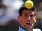 Srbský enista Novak Djokovi sleduje míek v semifinále Roland Garros.