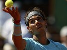panlský tenista Rafael Nadal se chystá podávat v semifinále Roland Garros.