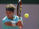 panlský tenista Rafael Nadal zahrává míek v semifinále Roland Garros.