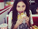 Hamburger je oblíbená "rekvizita". Britská zpvaka Eliza Doolittle se vyfotila...