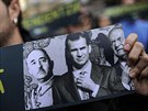 Mu s plakátem zobrazující portréty zleva diktátora Francisa Franka, korunního...