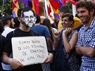 Mu s maskou zobrazující panlského premiéra Mariana Rajoye drí transparent s...