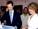 Autoritáský prezident Baár Asad spolu se svou manelkou Asmou volí v...