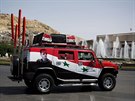Humvee pokreslený syrskou vlajkou a portrétem Asada projídí Damakem v dob...