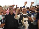 Syani s obrázkem prezidenta Asada zpívají slogany pi ekání na pekroení...
