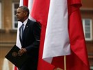 Americký prezident pichází na podium na Hradním námstí ve Varav, aby...