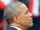 Americký prezident Barack Obama poslouchá projevy bhem 25. výroí pádu...