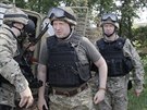Ukrajinský prozatimní prezident Oleksandr Turynov (uprosted) je na inspekci...