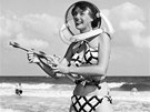 Bunny Yeagerová, jet sama jako modelka, na miamských pláích v roce 1952